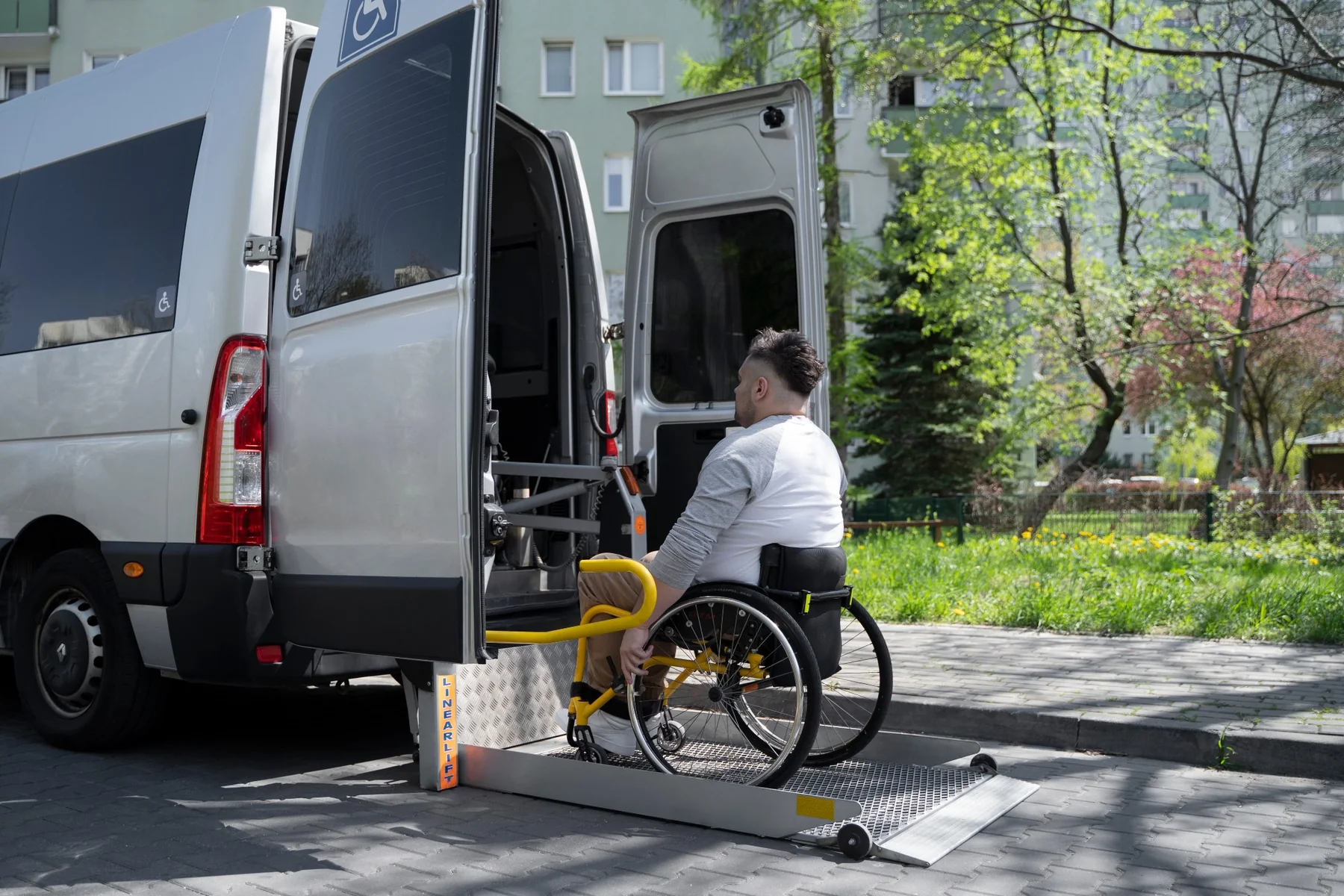 Pessoa em cadeira de rodas utilizando veículo adaptado